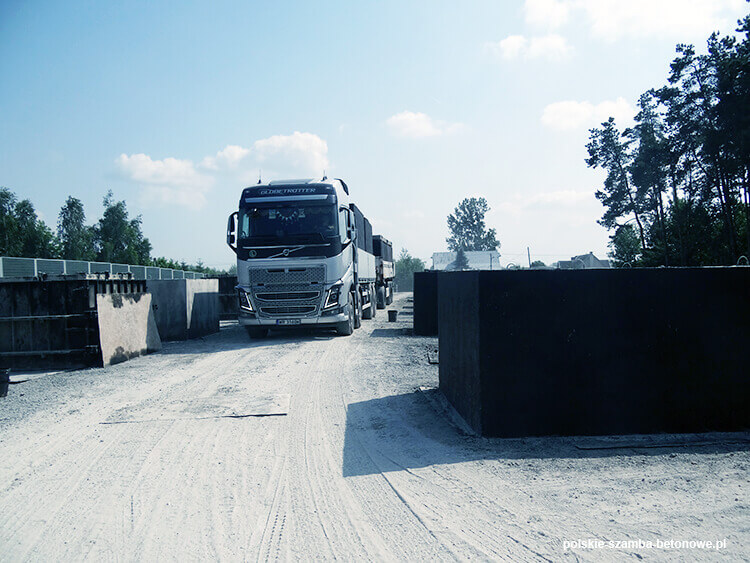 Transport szamb betonowych  w Wyszogrodzie